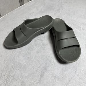 OOFOS OOAHH RECOVERY GRAY RUBBER UNISEX SLIDE SANDAL - Size MEN'S 9/WOMEN'S 11